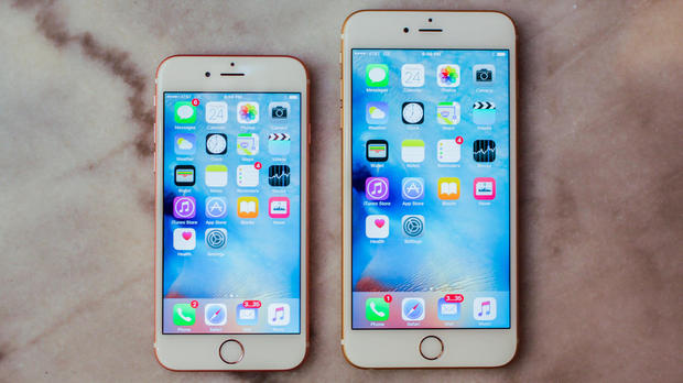 iPhone 6sとiPhone 6s Plus

　右側により大きなiPhone 6s Plusを置いて比べてみた。

