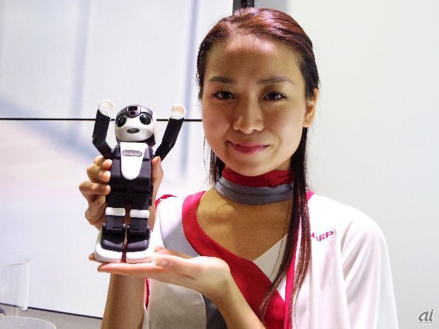 　10月7～10日、千葉の幕張メッセで「CEATEC JAPAN 2015」が開催されている。会場内には、各社のロボットが集合しており、まとめて見られるチャンスだ。

　最も人気も集めた展示の1つが、シャープのモバイル型ロボット電話「RoBoHoN（ロボホン）」。高さ約19.5cmの小型サイズで、二足歩行が可能。携帯電話としても使用できる。かわいい外見と多機能さで、会場では高い人気を集めていた。