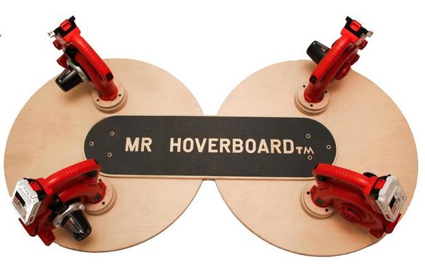 宙に浮かぶホバーボード

　ここまでくると、ホバーボードも欲しくなってくる。1万ドルを払って「Hendo」を購入するのもいいが、特殊な地面が必要だ。一方、クラウドファンディングプロジェクトの「Mr Hoverboard」なら、リーフブロワ—の力を借りることで滑らかな地面ならどこでも動作する。Mr Hoverboardは、映画でMarty McFlyが乗っていたホバーボードと比べると形はあまり似ていないが、実際に地面を浮遊する。
