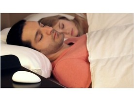 “いびき”をさりげなく防ぐスマートデバイス「Nora」--睡眠の質向上に