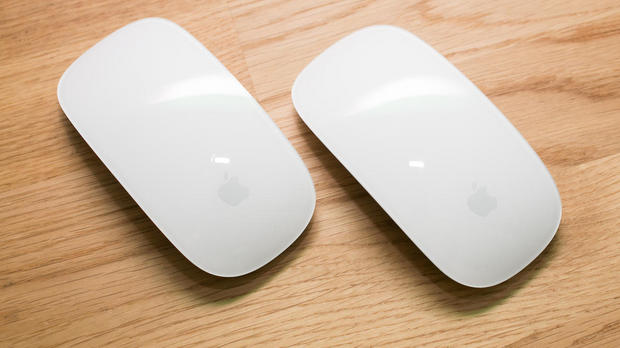 　「Magic Mouse」（写真左）と「Magic Mouse 2」（写真右）。
