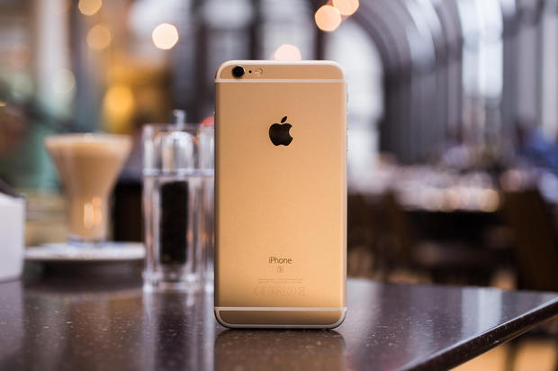 　iPhone 6s Plusは、シルバー、ゴールド、スペースグレイ、それに新色のローズゴールドで提供されている。