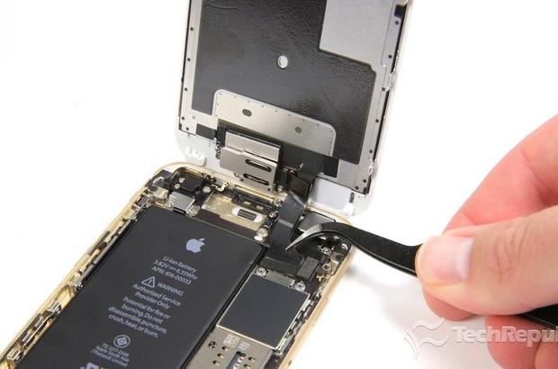 　フロントパネルコネクタを取り外す。Appleはフロントパネルコネクタの数を（iPhone 6の）4つから3つに減らした。