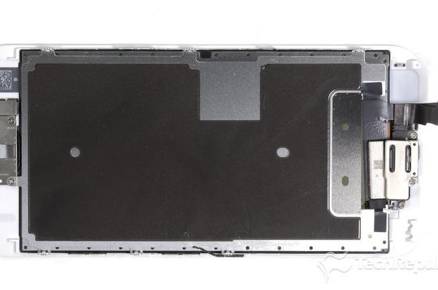 　ディスプレイとフロントパネルアセンブリ。ディスプレイの裏側を覆う金属製プレートの背面には、iPhone 6sの3D Touch技術を実現するハードウェアが配置されている。