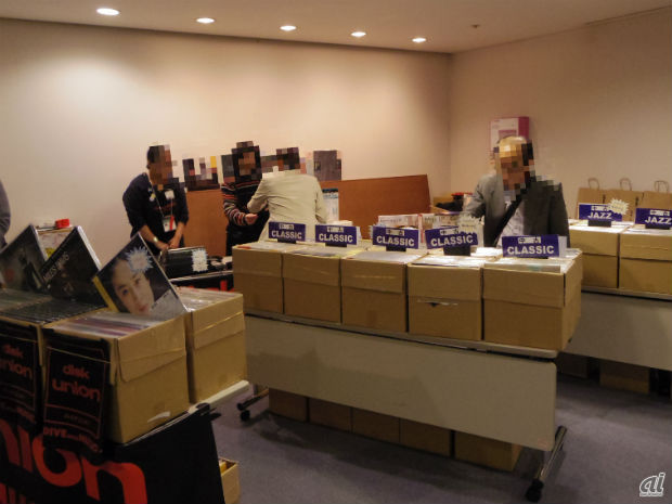 　会場内では中古レコードも販売されている。