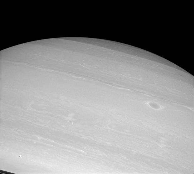 小さな点のようなエンケラドス

　土星探査機Cassiniから撮影されたこの画像は、エンケラドスの実際の大きさを把握できるものだ。この写真は土星に主な焦点を当てたものだが、左下隅には衛星エンケラドスが小さな点のよう見えている。