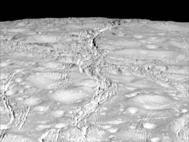 氷で覆われた土星の衛星「エンケラドス」--NASA土星探査機がとらえた画像の数々