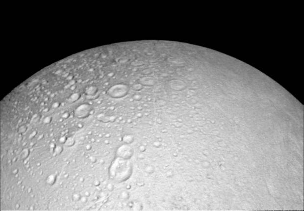 エンケラドスの氷で覆われた北極

　米国時間10月14日に開始された一連のフライバイ（接近通過）で、米航空宇宙局（NASA）の土星探査機「Cassini」はエンケラドス（氷で覆われた土星の衛星）に近づいた。エンケラドスの北極にはクレーターが多数あり、この衛星の過酷な歴史を雄弁に伝えている。この画像は、4000マイル（6000km）しか離れていない場所から撮影された。