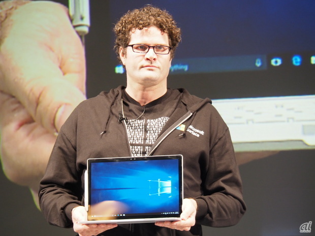 「Surface Book」を手にしたブライアン氏。小さく見えるが、13.5インチのディスプレイを搭載したPCだ