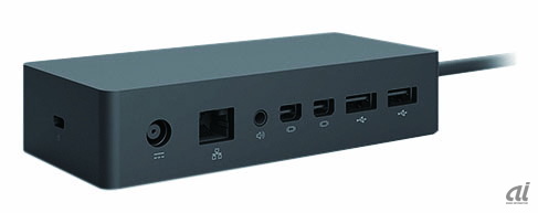 　Surfaceドック（2万5400円）はMini DisplayPortやUSBなどの拡張性を備えた小型のポートリプリケーターだ。

