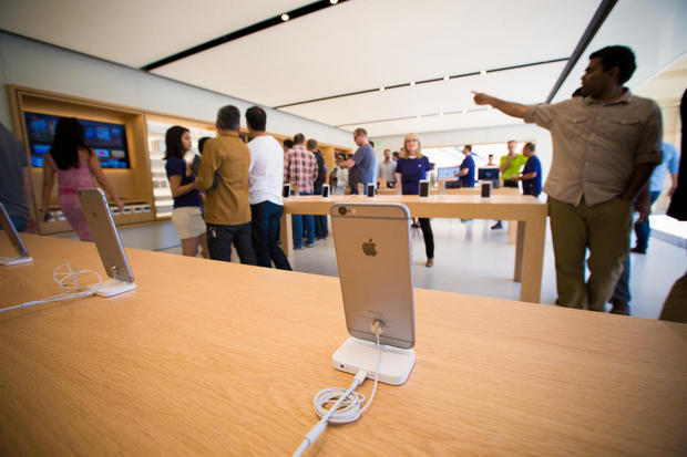　Apple社員が歩き回る店内に陳列されているiPhone。