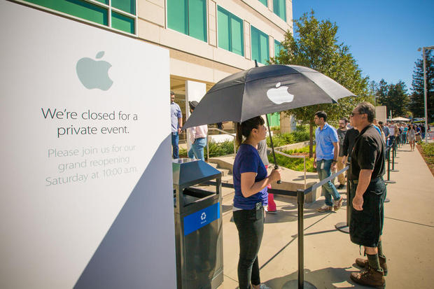 　Appleは米国時間9月19日、カリフォルニア州クパチーノの同社本社キャンパス内にあるカンパニーストアをリニューアルオープンした。ここでは、その前日にあたる18日に同社社員に公開した際の写真で同ストア内部を紹介する。