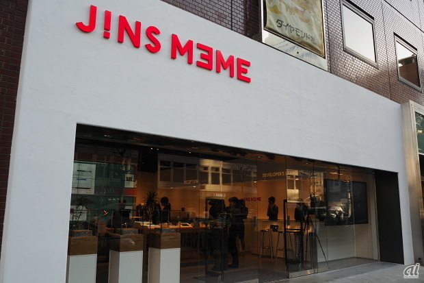 　眼の動きから疲労や眠気といった体の状態を可視化するメガネ型端末「JINS MEME（ジンズ・ミーム）」。JINSを展開するジェイアイエヌ（JINS）は、JINS MEMEの発売に合わせ、11月5日にJINS MEMEの旗艦店となるJINS MEME専門店「JINS MEME フラッグシップストア原宿」をオープンする。50人の限定で先行販売された11月3日、午前11時過ぎには整理券がなくなる好調ぶりだったという。東京メトロ「明治神宮前」駅から徒歩5分。渋谷寄り、明治通りに面している。