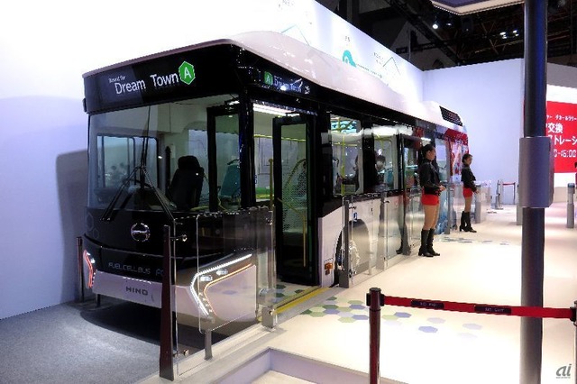 FUEL CELL BUS （フューエル セル バス）
燃料電池のバスのコンセプトモデル。プラットフォームを使ったバリアフリーなど交通システム全体としての提案も行っている。