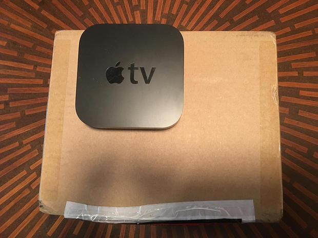 　Appleが9月のイベントで発表し、10月に発売した新しい「Apple TV」。ここでは、同セットトップボックス（STB）のパッケージを開封する様子を写真で紹介する。

　FedExのトラックから降ろされたばかりの箱。その上にあるのは、前世代のApple TV。大きくなった新しいApple TVが箱から出されるのを待っているかのようだ。
