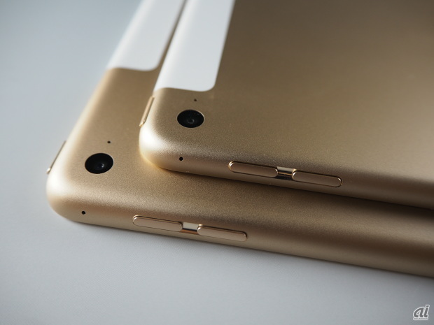 　iPad mini 4と比較してみたところ。横から見るとデザインはほぼ同じ。