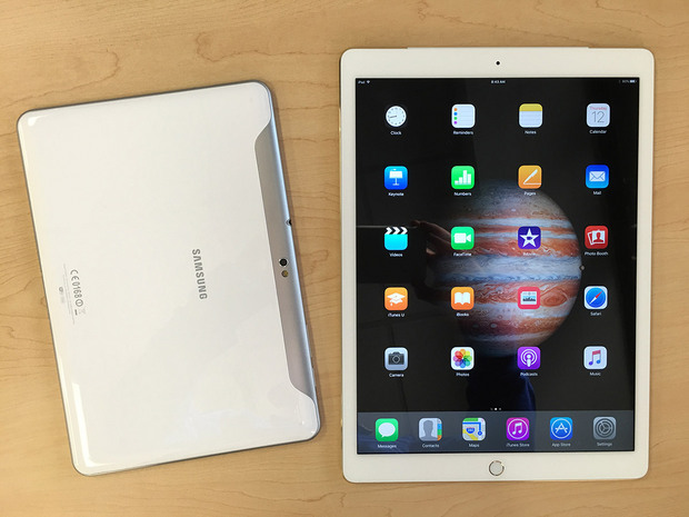 　iPad Proとサムスンの初代「Galaxy Tab 10.1」。