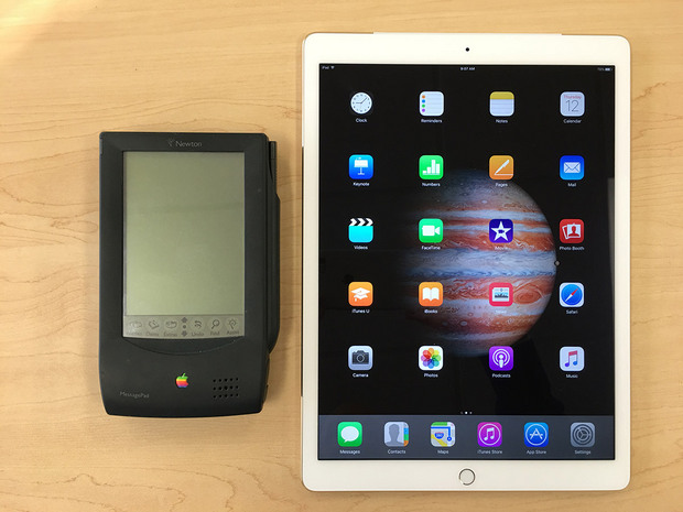 　「iPad Pro」は少しだけ頑張りすぎたかもしれない。同タブレットがどれほど巨大かを知るため、新旧さまざまなギークっぽいお気に入りガジェットと並べて比較してみた。ここではその様子を写真で紹介する。

　まずは、iPad ProとAppleの「Newton」。