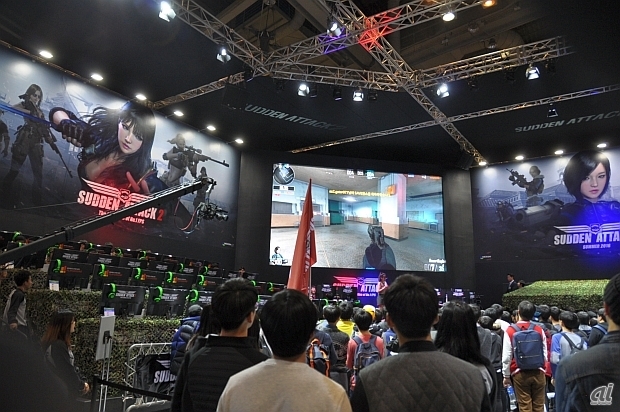 　PCオンラインゲームで特に注目を集めていたのは、FPS「サドンアタック2」。韓国では106週連続でPCカフェランキング1位など高い人気を誇り、日本でもサービスされている「サドンアタック」の新作タイトルになる。韓国では2016年夏のサービス開始を計画している。ブースではプロプレイヤーと一般参加者による対戦イベントなどが行われていた。