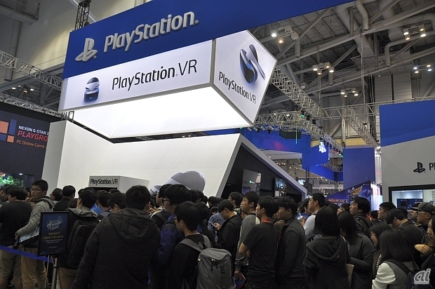 　そんななかでもひときわ注目を集めたのがPS4用VRヘッドマウントディスプレイ「PlayStation VR」。開場直後から人が多く集まり長蛇の列ができていた。