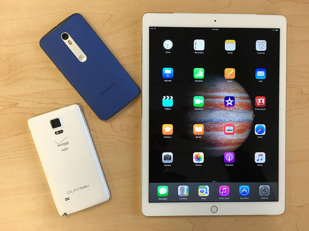 　iPad Proと「Moto X Pure Edition」そして「Galaxy Note 4」。