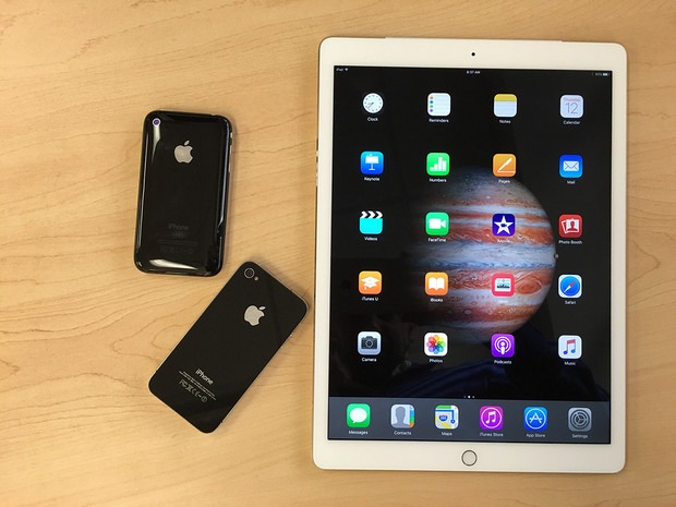 　iPad Proと「iPhone 3G」そして「iPhone 4」。