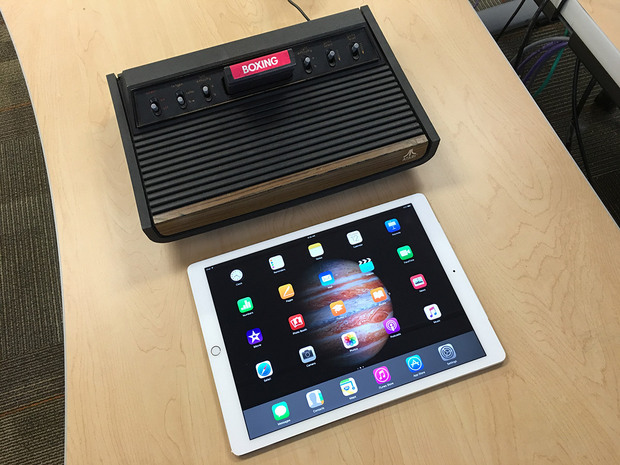 　iPad Proと「Atari 2600」。
