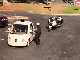 グーグルの自動運転車、警察に呼び止められる--走行速度が遅すぎて
