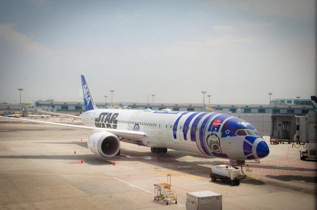 　全日本空輸（ANA）が、「R2-D2」仕様の特別塗装をした旅客機をシンガポールへのツアーで運航した。米CNETは、映画「スター・ウォーズ」とのコラボで実現した、この特別塗装機に搭乗する機会を得た。シンガポールは「Boeing 787-9 Dreamliner」の通常飛行ルートではない。通常は、東京～バンクーバー間をはじめとして、日本と北京、シアトル、パリ、シドニー、ジャカルタ、サンノゼなどを結んでいる。

　同機は、3泊の旅の参加者を日本からシンガポールへと運んだ。参加者は、シンガポールのチャンギ空港に完成したばかりのスター・ウォーズ関連のアトラクションを見る機会も得られた。