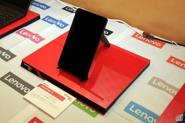　ThinkPad 8。2014年に発表。厚さ8.8mm、430gの薄型軽量ボディを特徴とする。
