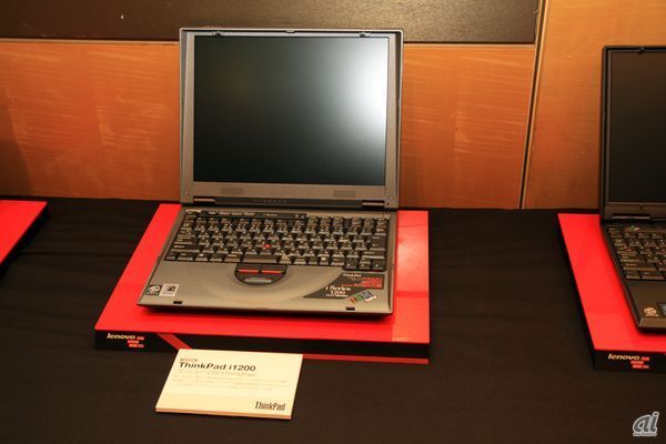 　ThinkPad i1200。2000年に発表。コンシューマ向けのThinkPad。黒い体に赤い鼻の「ThinkPad Dog」がiシリーズのシンボルとして話題に。
