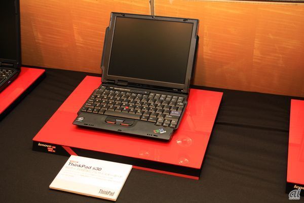 　ThinkPad s30。2001年に発表。B5サイズの筐体にフルサイズのキーボードを搭載した。
