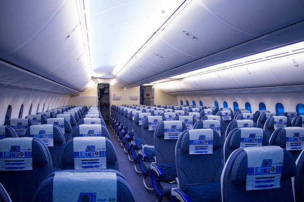　エコノミークラスのシートも同じヘッドレストを使っている。また、乗客は、天井にある照明を使った特別なライトショーを楽しむことができ、これもスター・ウォーズ仕様になっている。
