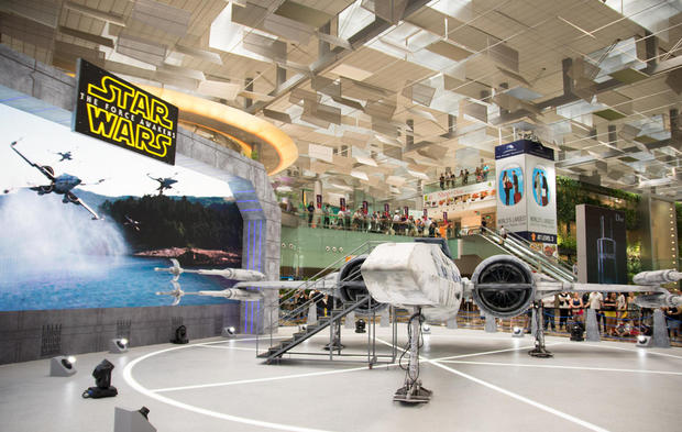 　シンガポールのチャンギ空港では、はるかかなたにある銀河を現地の人々のもとへと運んでくるとともに、間もなく公開のスター・ウォーズ新作に登場するスターファイター2機を展示している。同空港の第3ターミナルでは、スター・ウォーズの衣装に身を包んでXウイングのコックピットで写真を無料で撮影してもらえる。