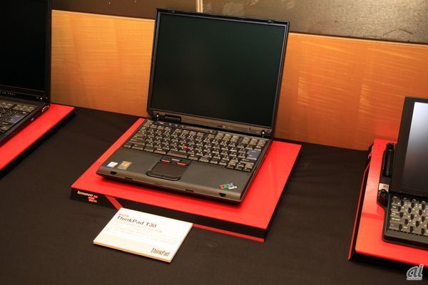 　ThinkPad T30。2002年に発表。ThinkPad初のウルトラナビを搭載。