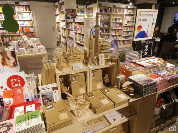 　免税販売はもちろん、フロアマップ、店内サインは日本語のほか、英語、中国語の外国語表示を用意。海外旅行者向けの日本文化紹介コーナー「BOOKS on JAPAN」も設けるなど、インバウンド対応もされている。