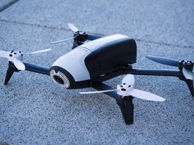 Parrot、カメラ付きドローン「Bebop Drone 2」発表--バッテリ持続時間など改良