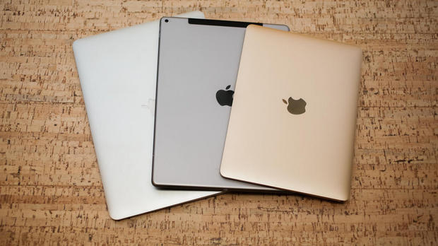 　サイズを見るため、iPad Proを13インチ「MacBook Air」と12インチ「MacBook」2015年モデルとの間に置いてみた。