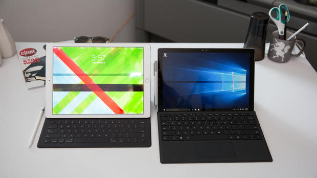 　「Surface Pro 4」はより本当のノートPCのように見えるが、iPad Proはキーボードを装着したタブレットだ。