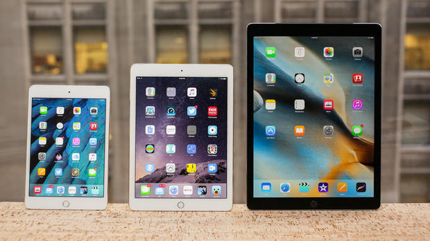 　「iPad mini」（左）、「iPad Air」（中央）、iPad Pro（右）とで大きさの違いをはっきりと見て取ることができる。