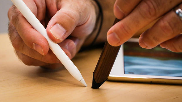 　Apple Pencilのペン先は、53の「Pencil」（右）のような他のスタイラスと異なっている。