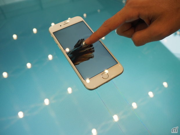 　画面をタッチするとiPhone 6sと連動してテーブル上に波紋をえがく様子が楽しめる。