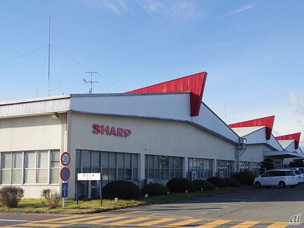 　シャープの液晶テレビ「AQUOS」の開発、製造を手掛けているのは栃木県矢板市にある栃木工場だ。開発と生産の拠点を一体化し、液晶テレビの”マザー工場”として最先端の製品を生み出すその内部を写真で紹介する。

　こちらがシャープの栃木工場。第1～4工場があり、総敷地面積は32万6300平方メートルで、その広さは東京ドームの約7倍になる。今回は「AQUOS XD35/UX30」を製造している第1工場を見学した。
