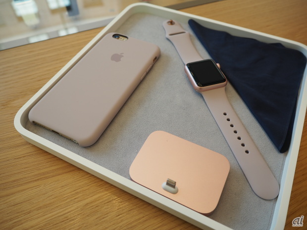 　Apple Watch、iPhone、アクセサリとおそろいの色でコーディネートできるのが最近のApple製品のトレンドだ。