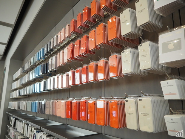 　iPhoneやiPadアクセサリも充実している。また、これらのケースは実際に手に取って試せるようになっている。