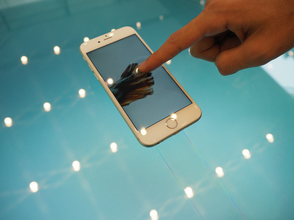日本初、アップルストア表参道にタッチで楽しむ「iPhone 3D Touch Table」登場