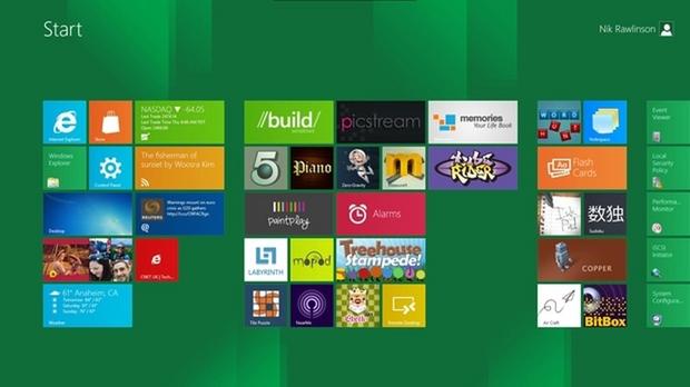 　「Windows 8」でデザインは一新された。ホーム画面には、「Live Tiles」と呼ばれるカラフルなボックスがアプリごとに表示されるようになった。