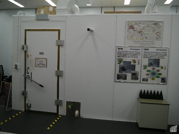 電波暗室。反射がない環境下でPCから発する電波を測定する