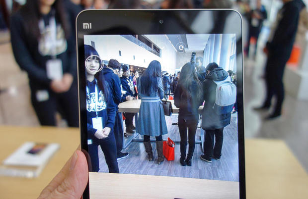 　前面には5メガピクセルのカメラがある。同タブレットは、「iPad mini 4」と驚くほどよく似ている。