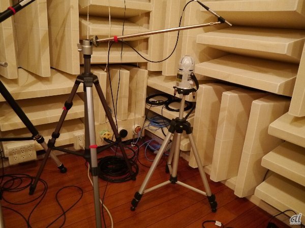 4m四方の半無響音室では、たくさんのマイクを設置。人の高さにあわせて計測する